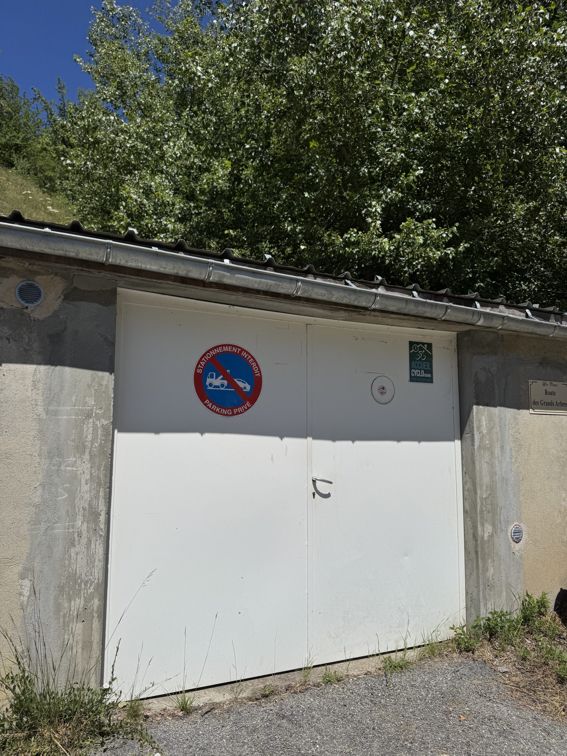 Garage sécurisé pour ranger les motos